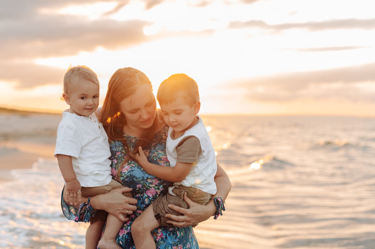 Mama z synami zachód słońca sesja nad morzem
