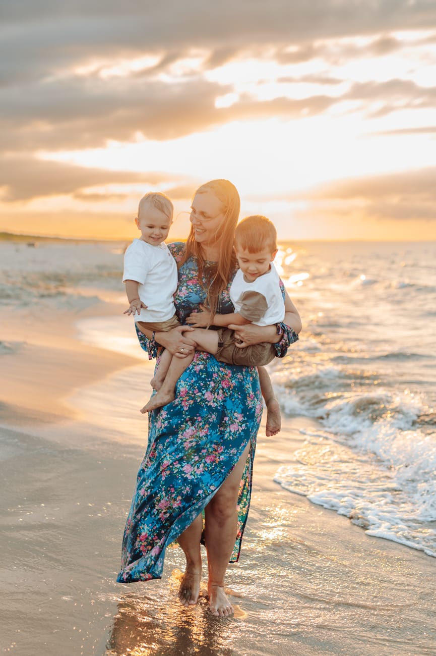 Mama obejmuje synów złote światło sesja rodzinna