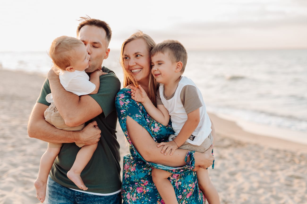 Rodzice z dziećmi zachód słońca sesja rodzinna Trójmiasto