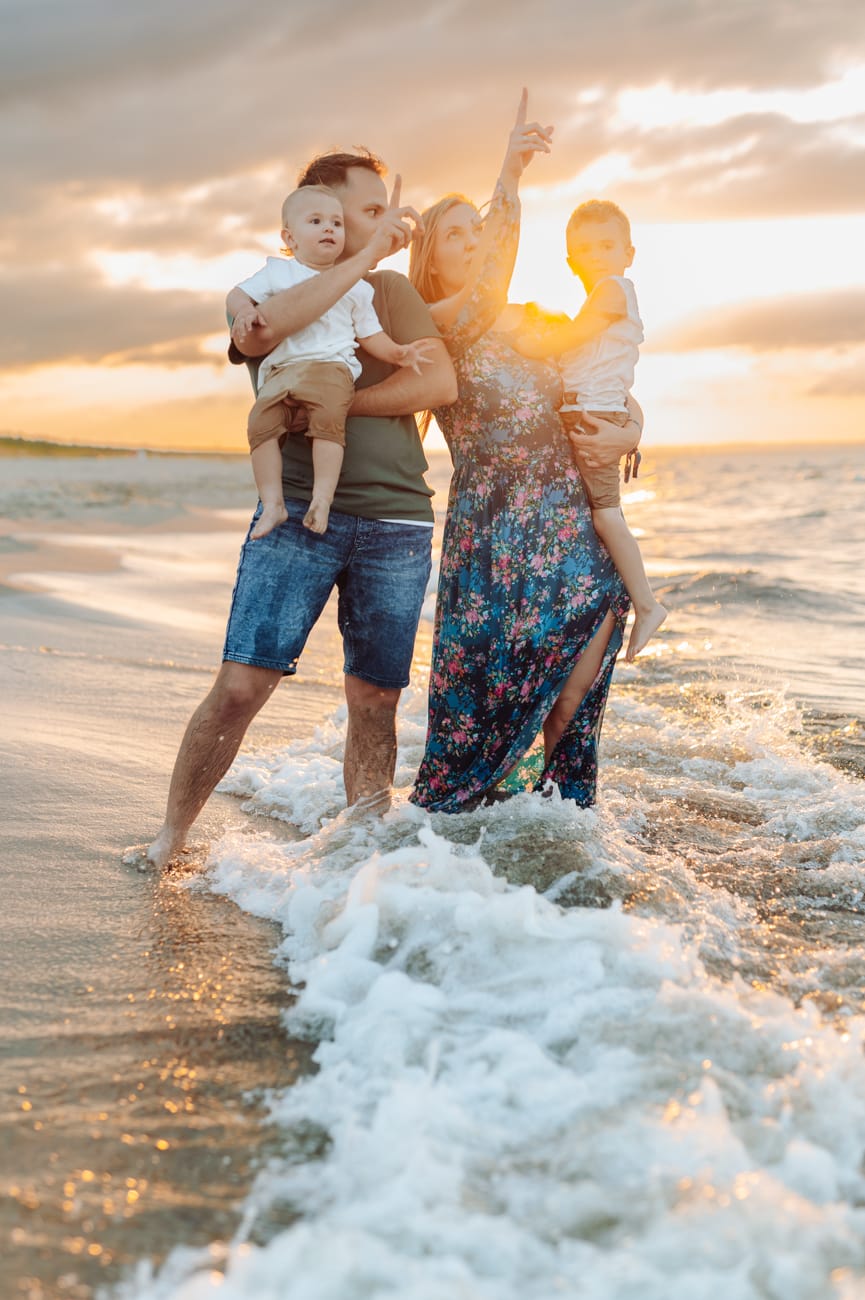 Zabawy z dziećmi na plaży sesja rodzinna zachód słońca