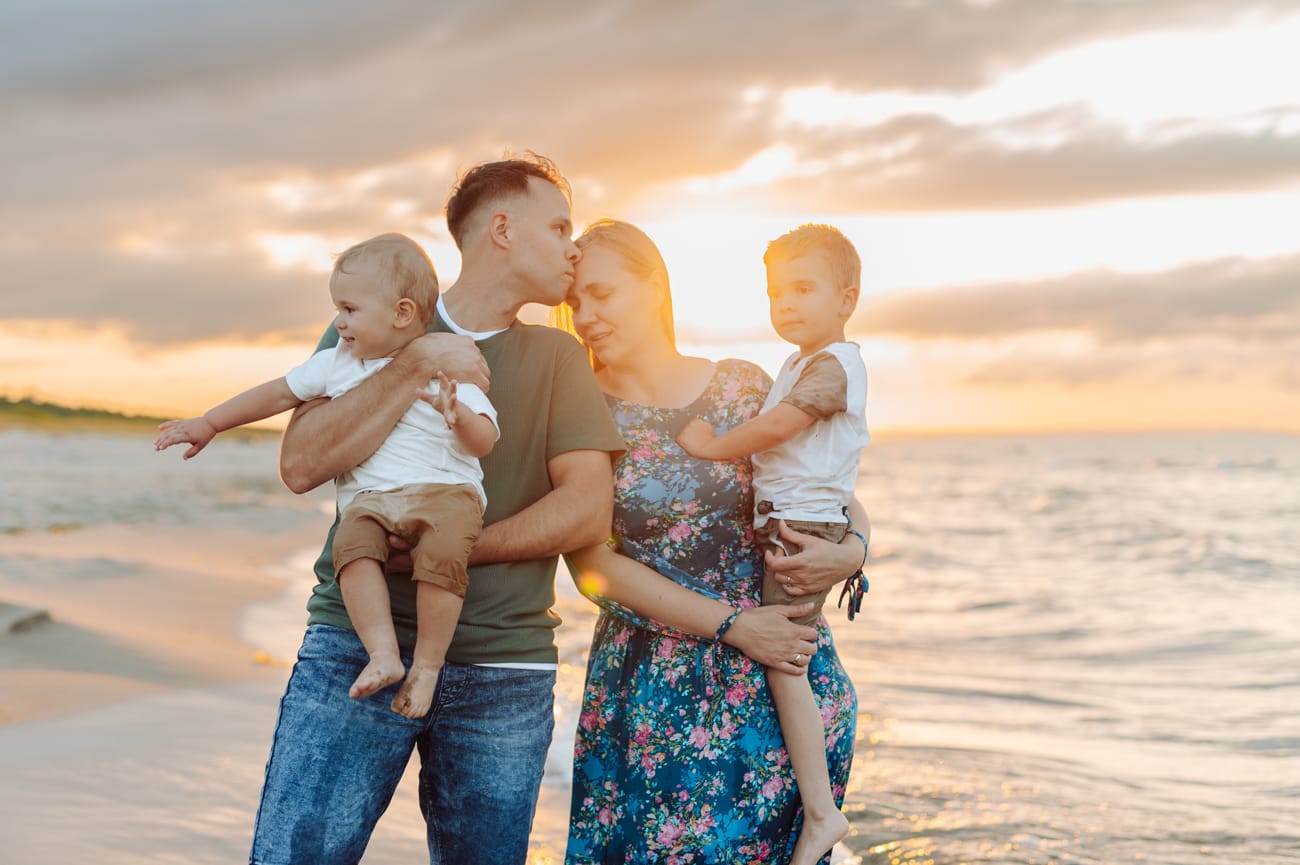 Zachód słońca odbija się w wodzie plaża Trójmiasto