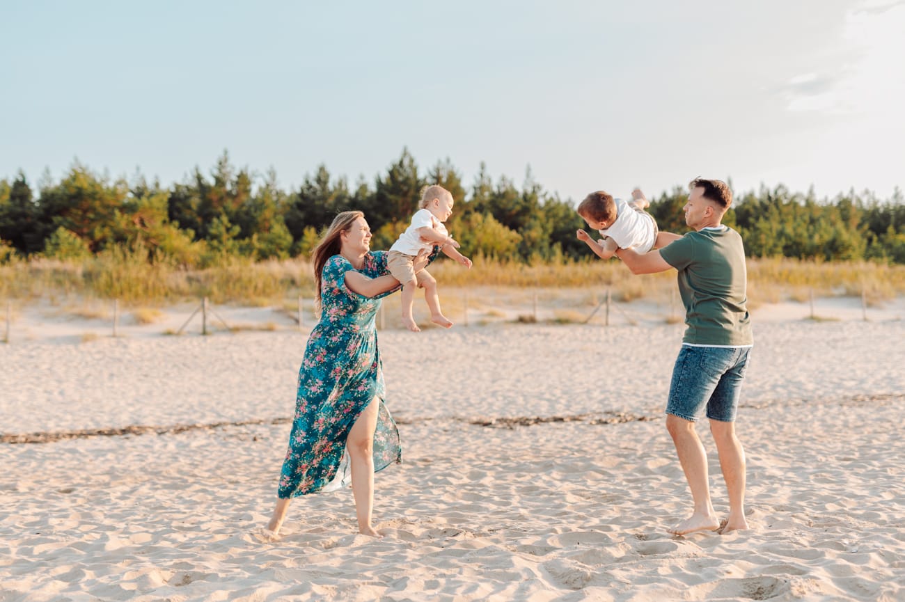 Radosne zabawy na plaży sesja rodzinna zachód słońca