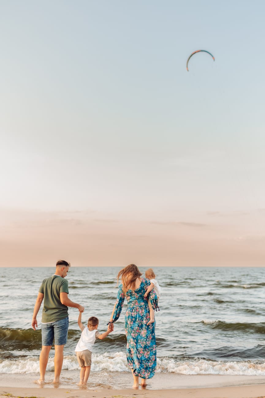 Rodzina spaceruje po plaży zachód słońca Trójmiasto