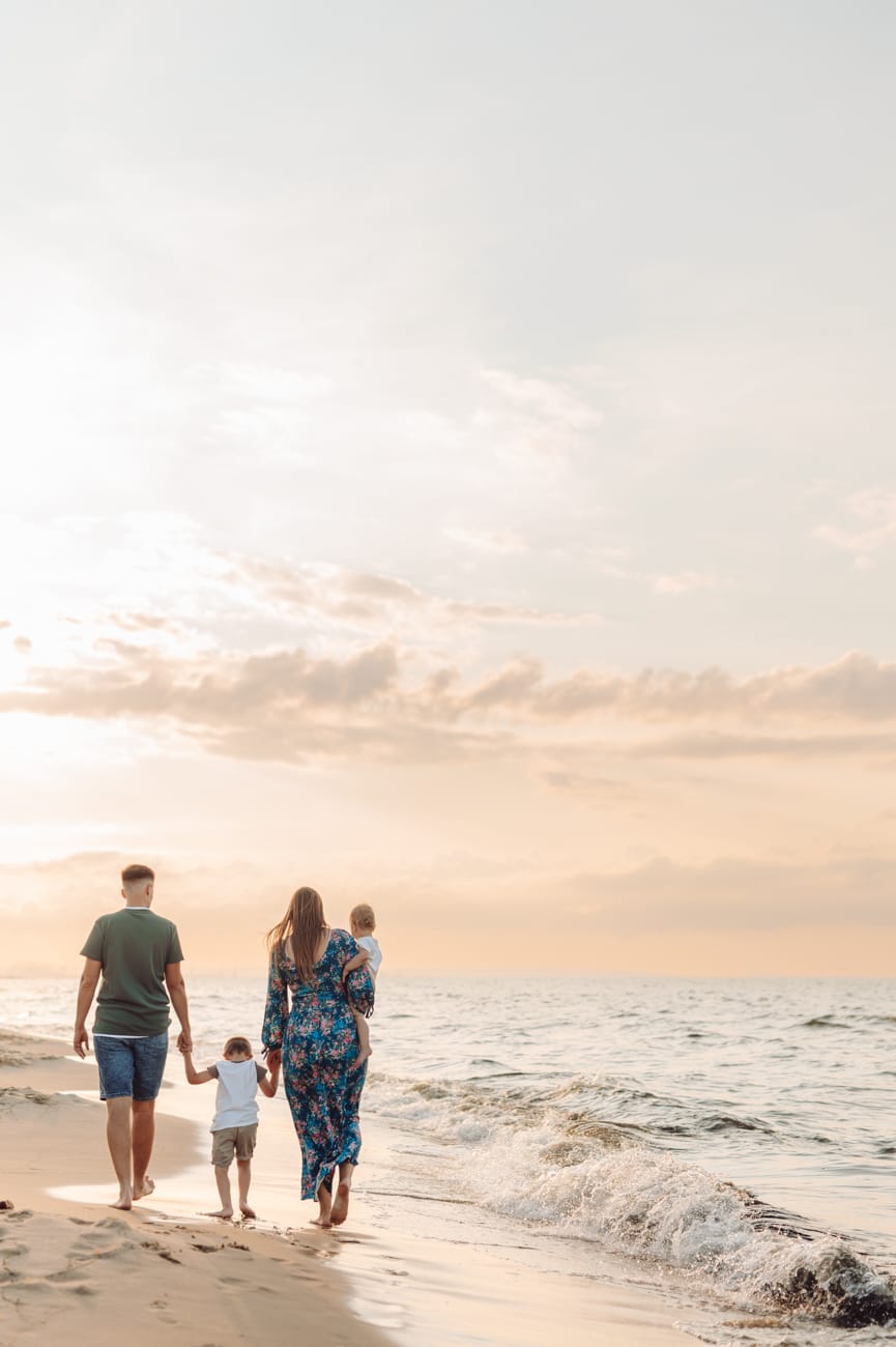 Rodzina za ręce brzeg morza zachód słońca