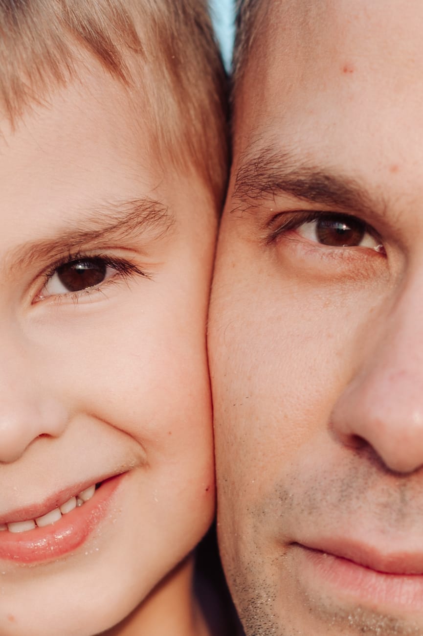 Portret taty i syna podczas nadmorskiej sesji.