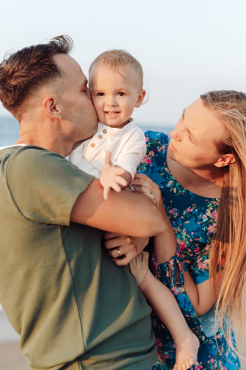 Rodzice z synem zachód słońca sesja rodzinna plaża
