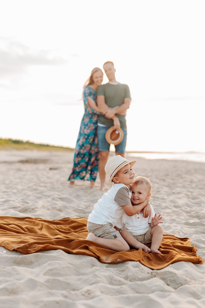 Rodzeństwo przytula się zachód słońca sesja rodzinna