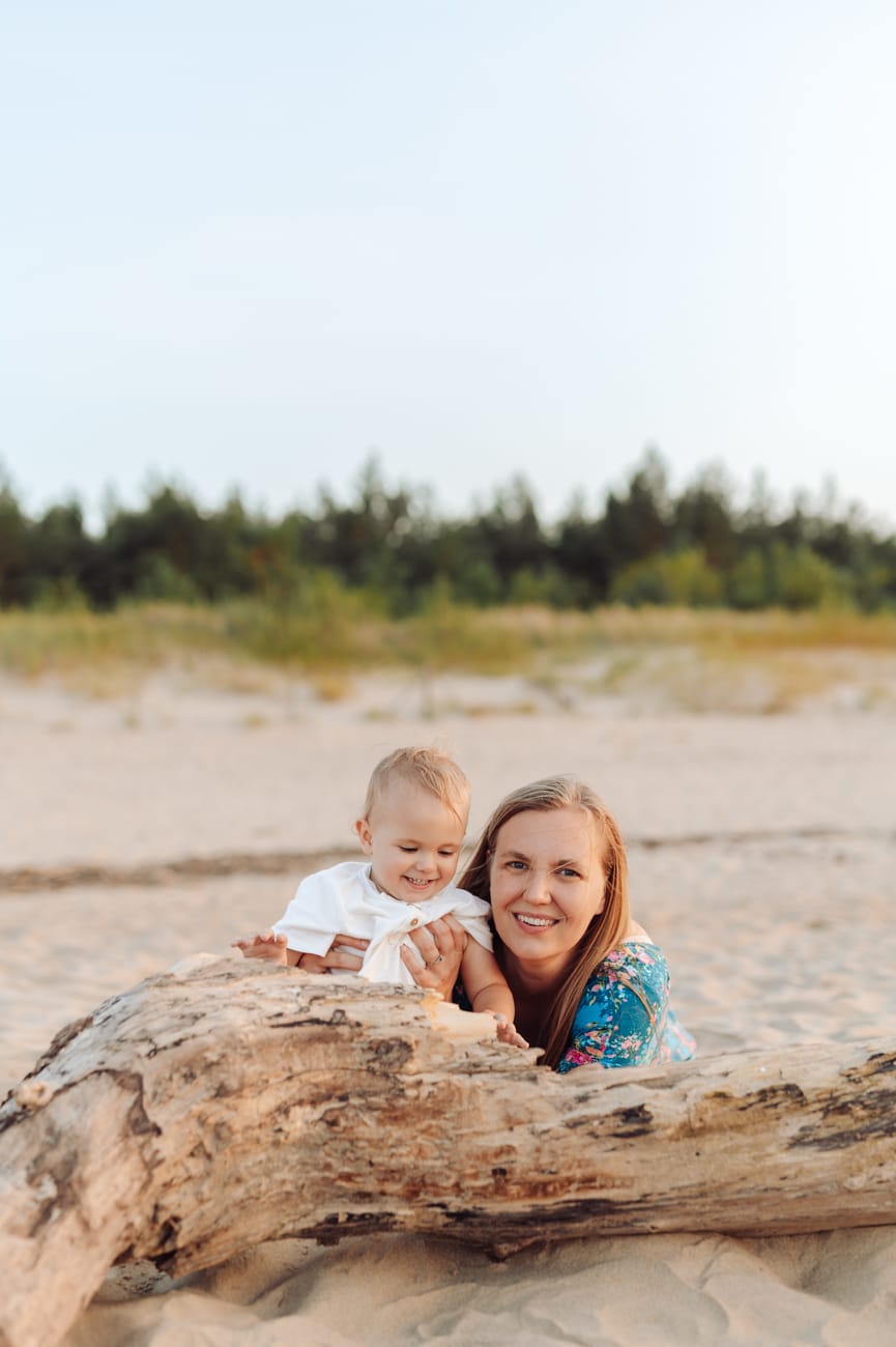 Mama z synem powalone drzewo plaża sesja rodzinna