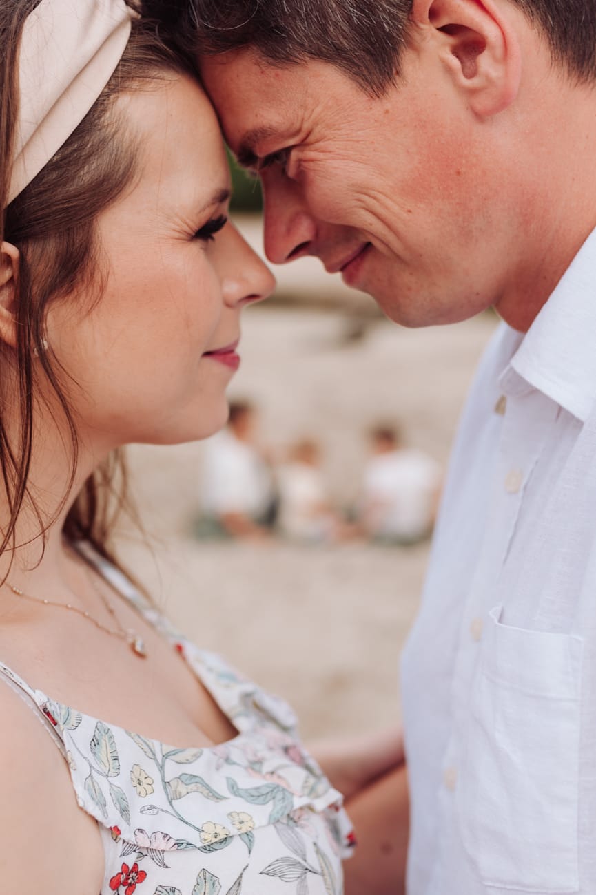 Portret rodziców na plaży sesja ciążowa nad morzem