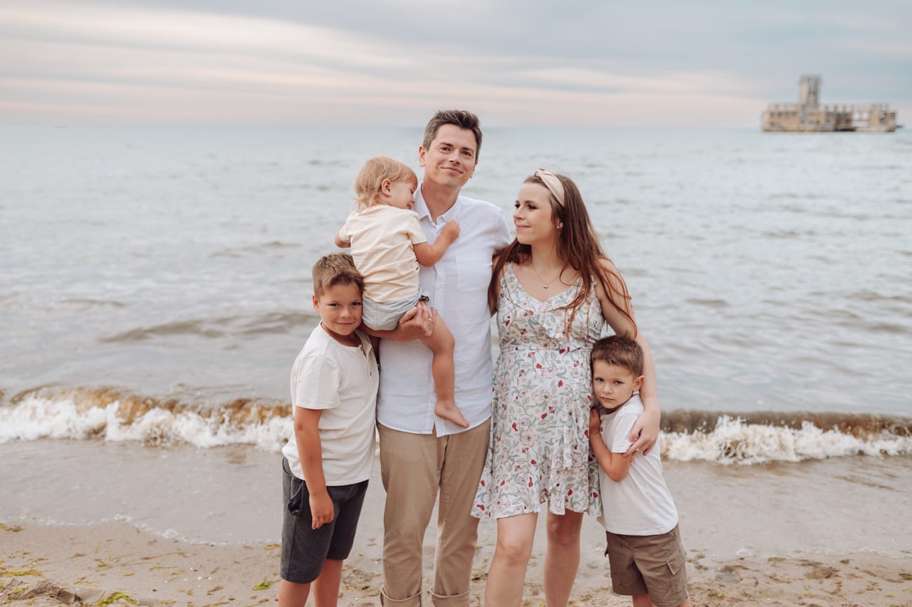 Trzej bracia na kocu zachód słońca plaża Gdynia