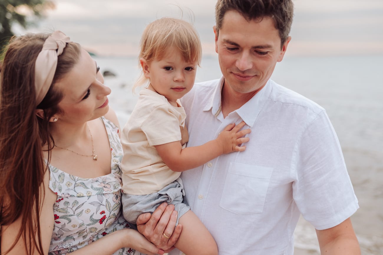 Rodzice z najmłodszym synem na plaży sesja Gdynia