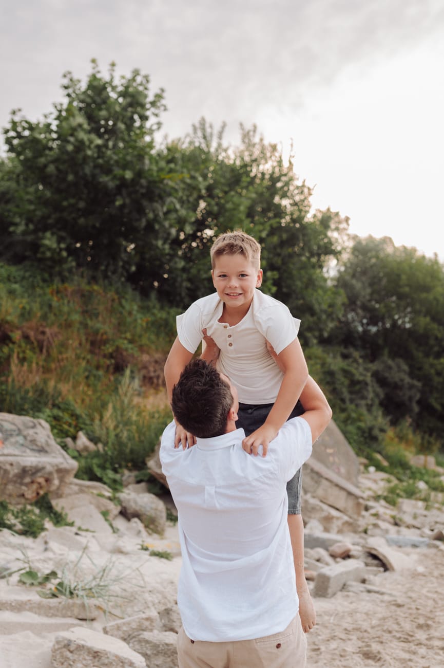 Tata podrzuca syna na plaży sesja ciążowa Gdynia