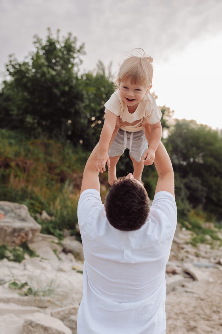 Tata i syn na plaży zachód słońca Gdynia