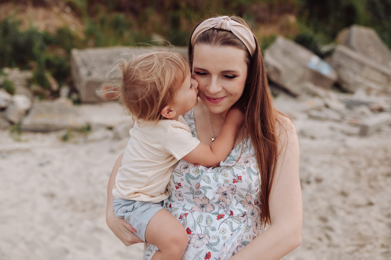 Mama przytula syna na plaży sesja ciążowa Gdynia