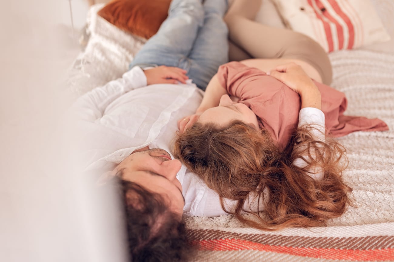 Para na łóżku 40 tydzień sesja ciążowa w domu