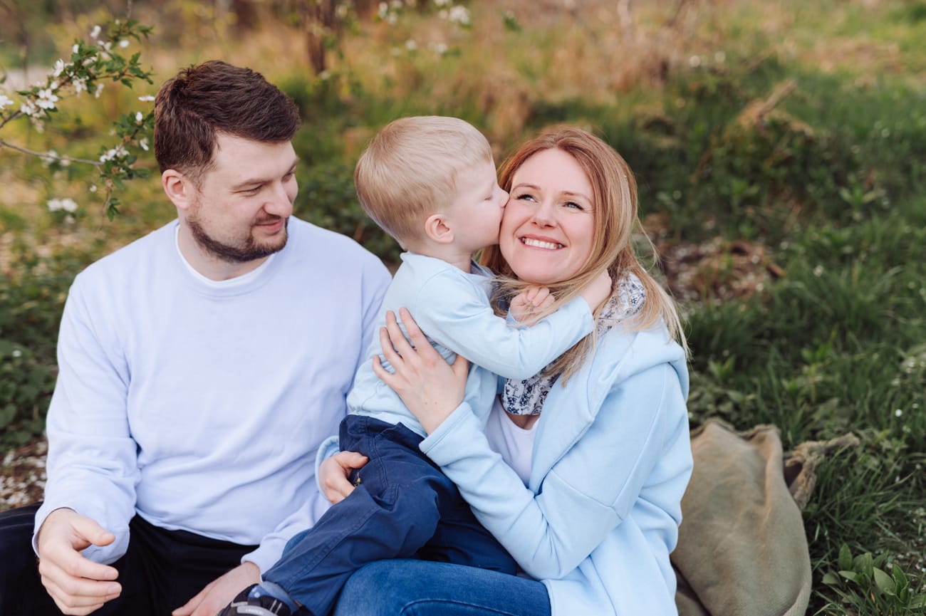 Syn całuje mamę wiosenna sesja rodzinna