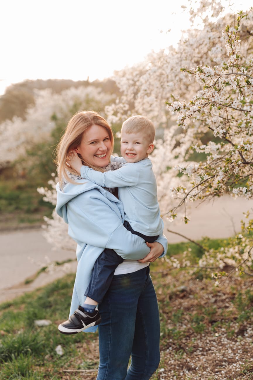 Mama trzyma syna zachód słońca sesja wiosenna