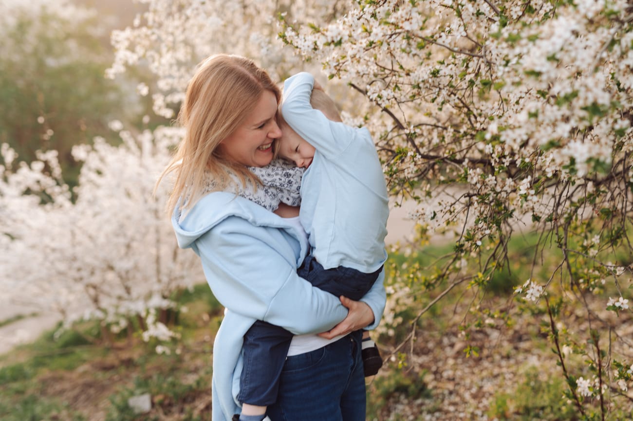 Mama z synem śmieją się sesja wiosenna