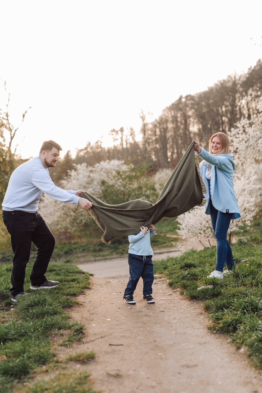 Zabawy z kocem wiosenna sesja rodzinna plener