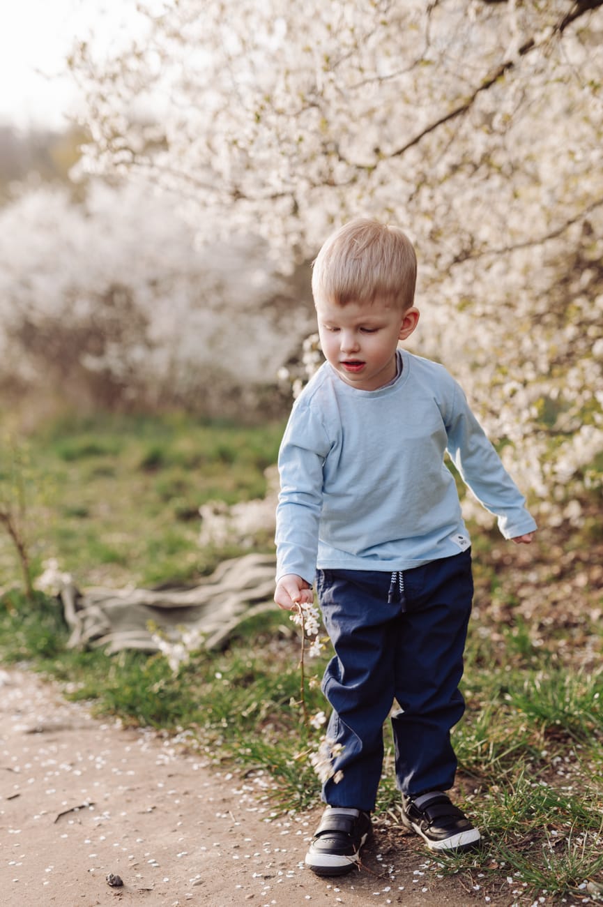 Chłopiec bawi się wiosenna sesja w plenerze