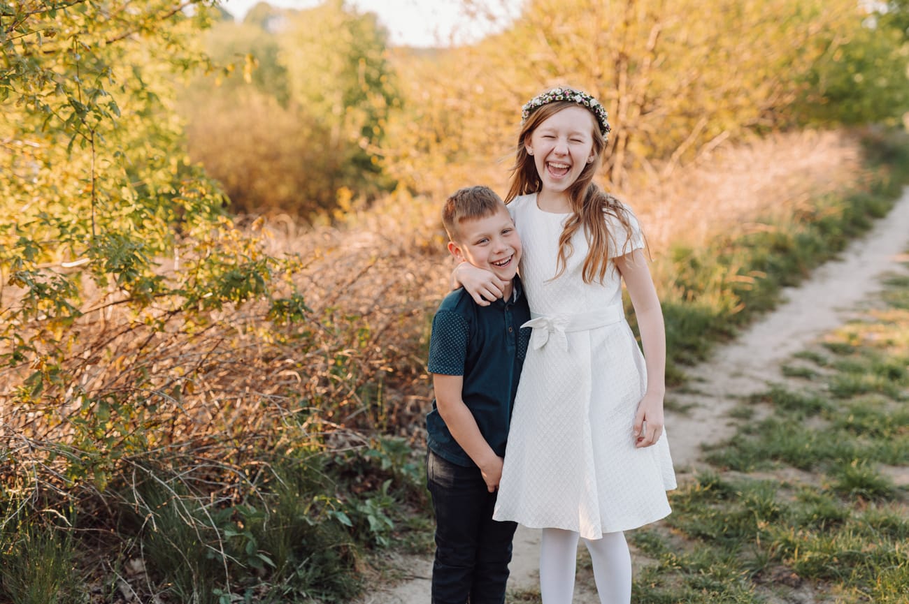 Wygłupy rodzeństwa plener komunijny na łące