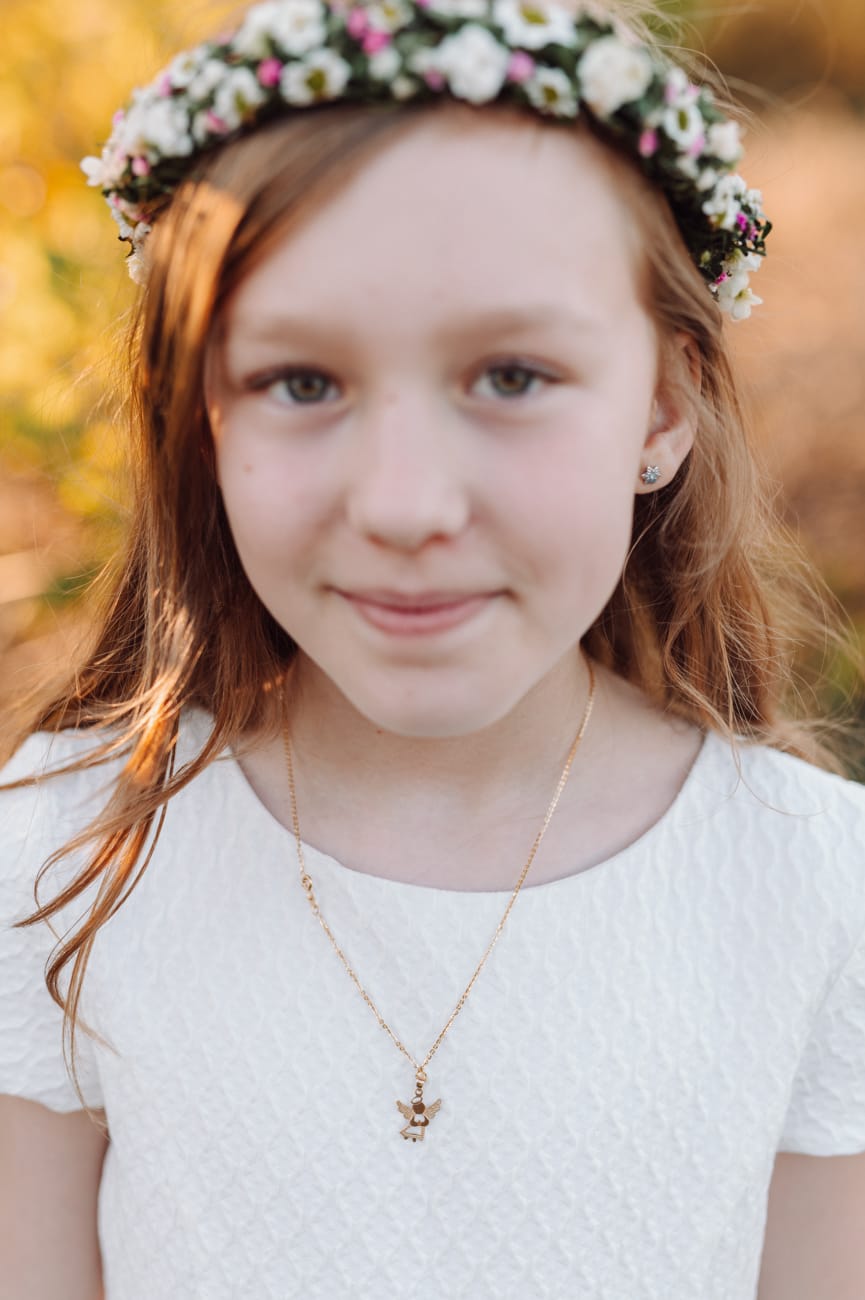 Detal łańcuszka komunijnego portret dziewczynki