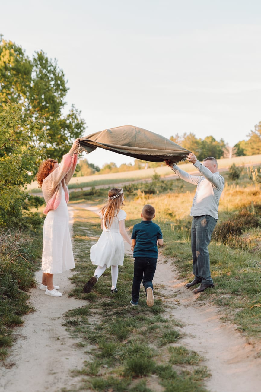 Dzieci biegną pod kocem plener komunijny