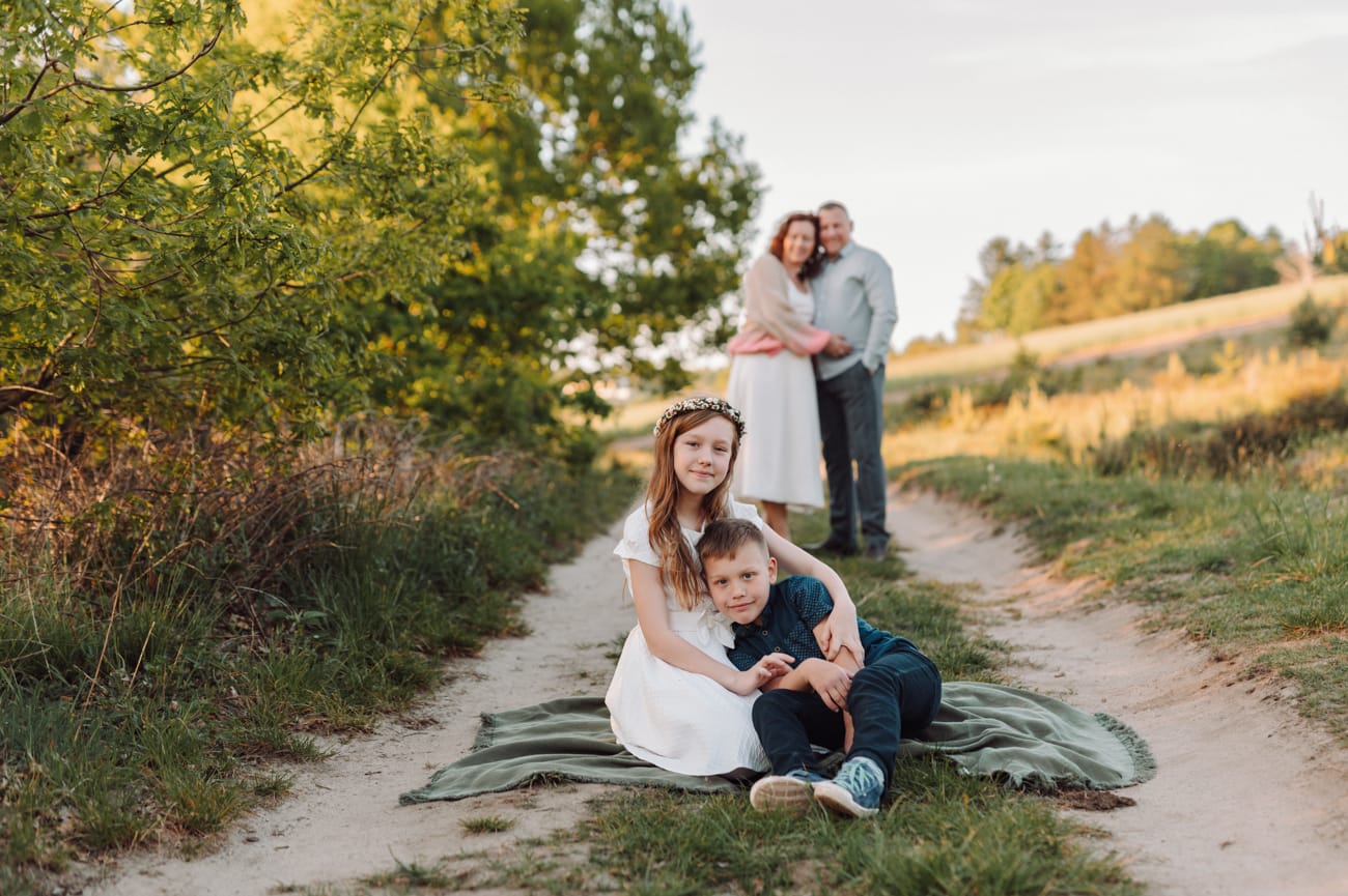 Rodzina na łące plener komunijny Trójmiasto