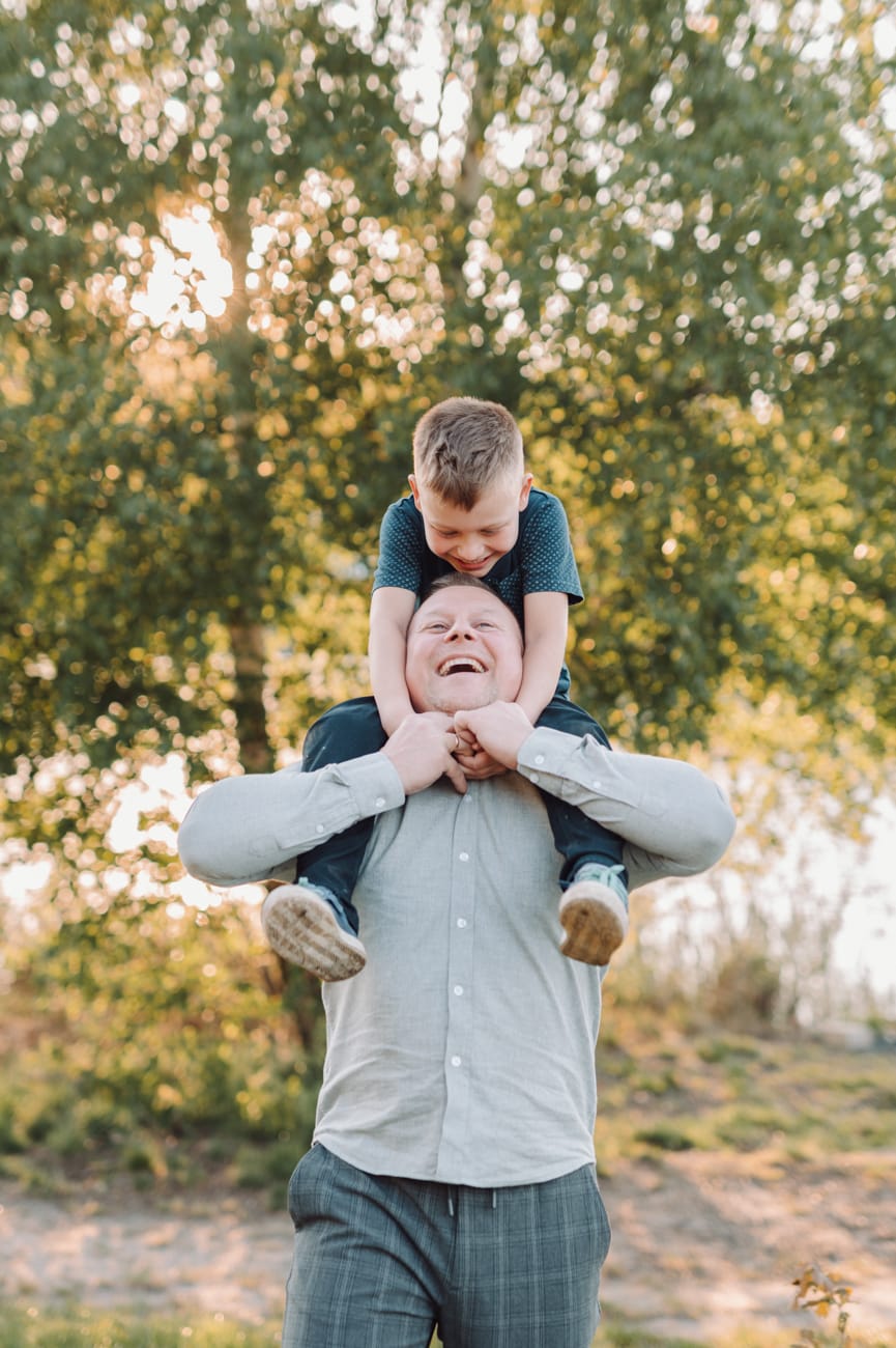 Tata z synem wygłupy na łące zachód słońca
