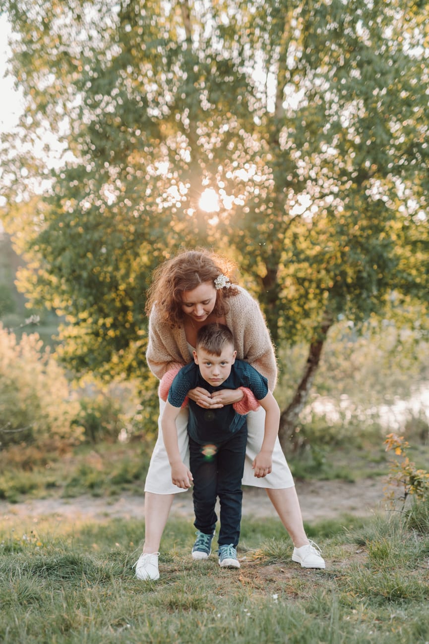 Mama z synem zachód słońca plener komunijny