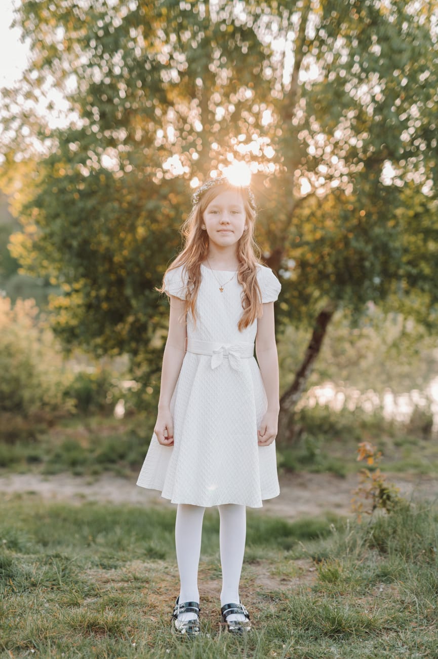 Portret dziewczynki nad jeziorem zachód słońca