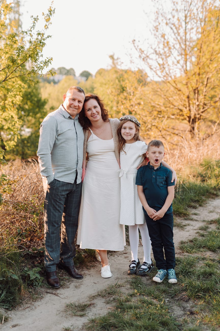 Portret rodzinny na łące plener komunijny Trójmiasto
