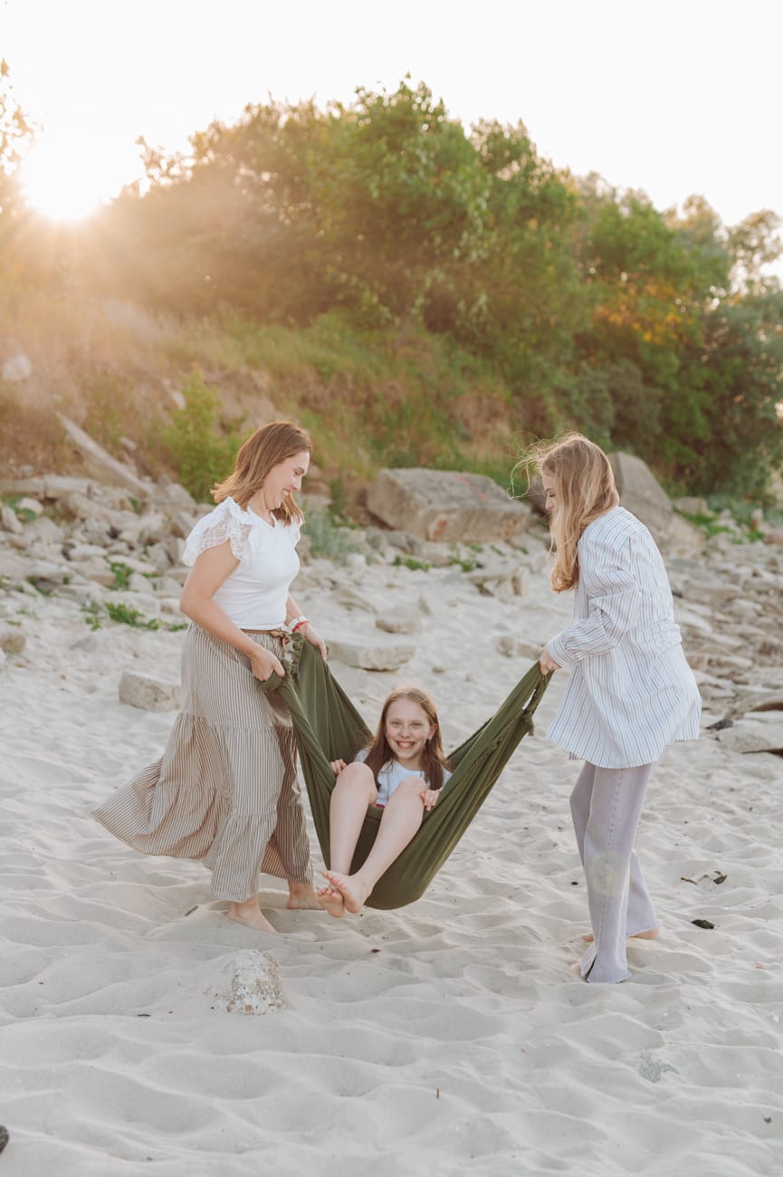 Zabawy z kocem na plaży sesja z nastolatkami Gdynia