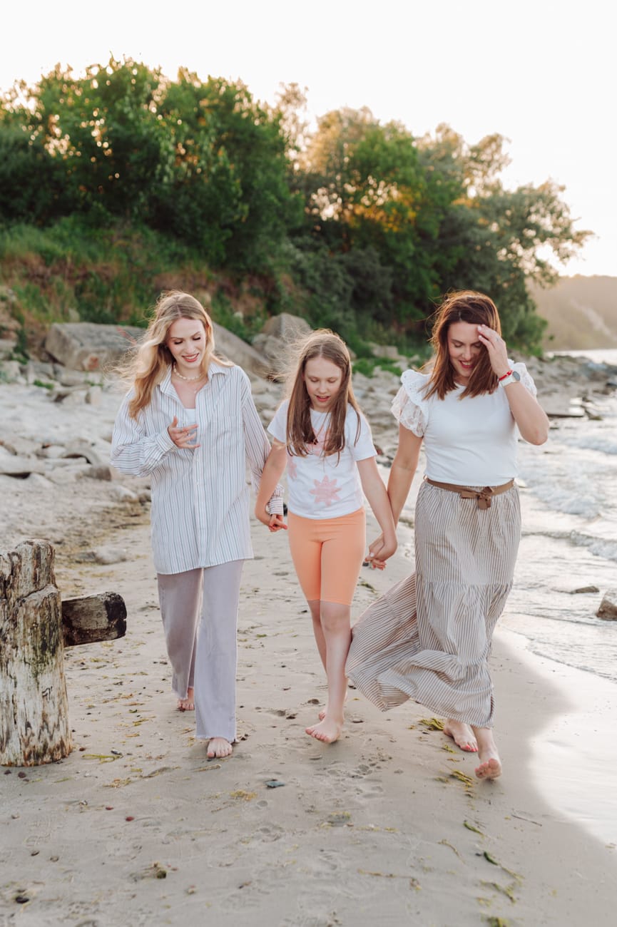 Mama z córkami brzeg morza zachód słońca Gdynia