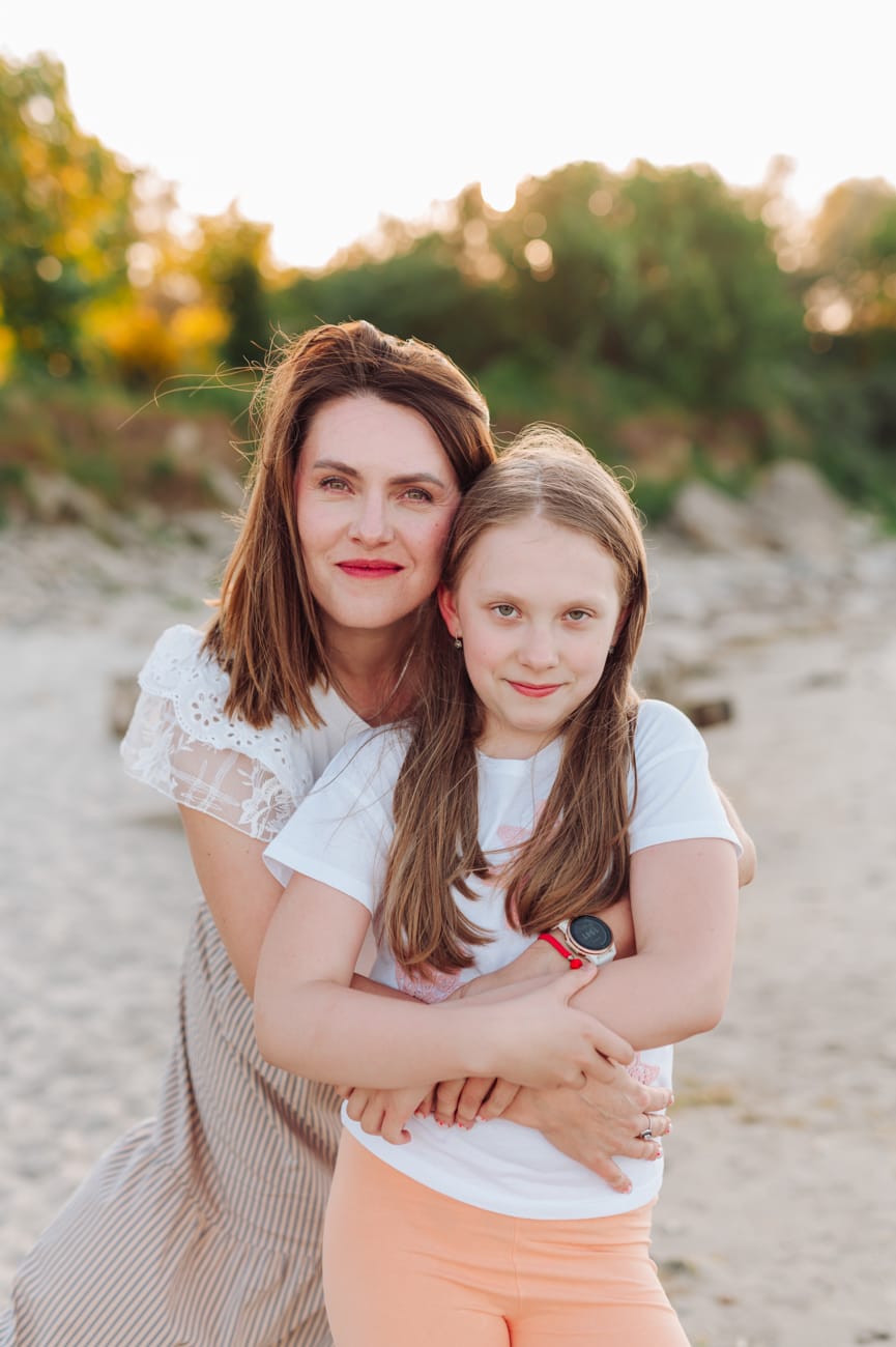 Mama z młodszą córką portret sesja nad morzem
