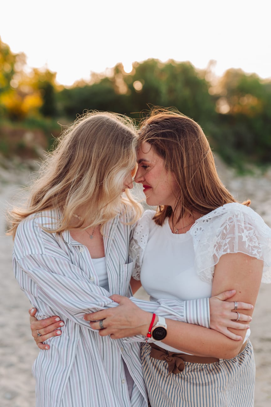 Mama ze starszą córką portret sesja nad morzem