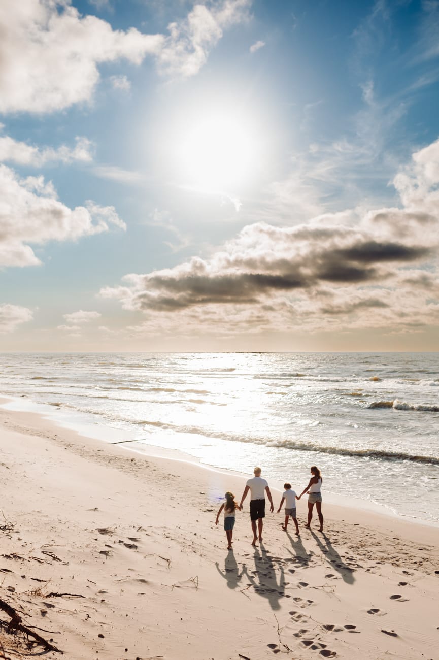 Rodzina na tle zachodu słońca nadmorska sesja z dziećmi piękne cienie