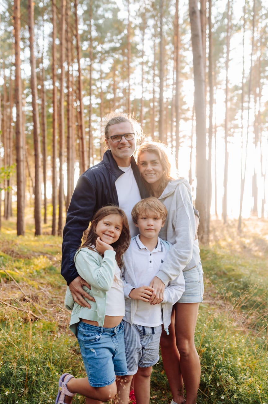 Portret rodziny o zachodzie słońca w lesie rodzinne kadry