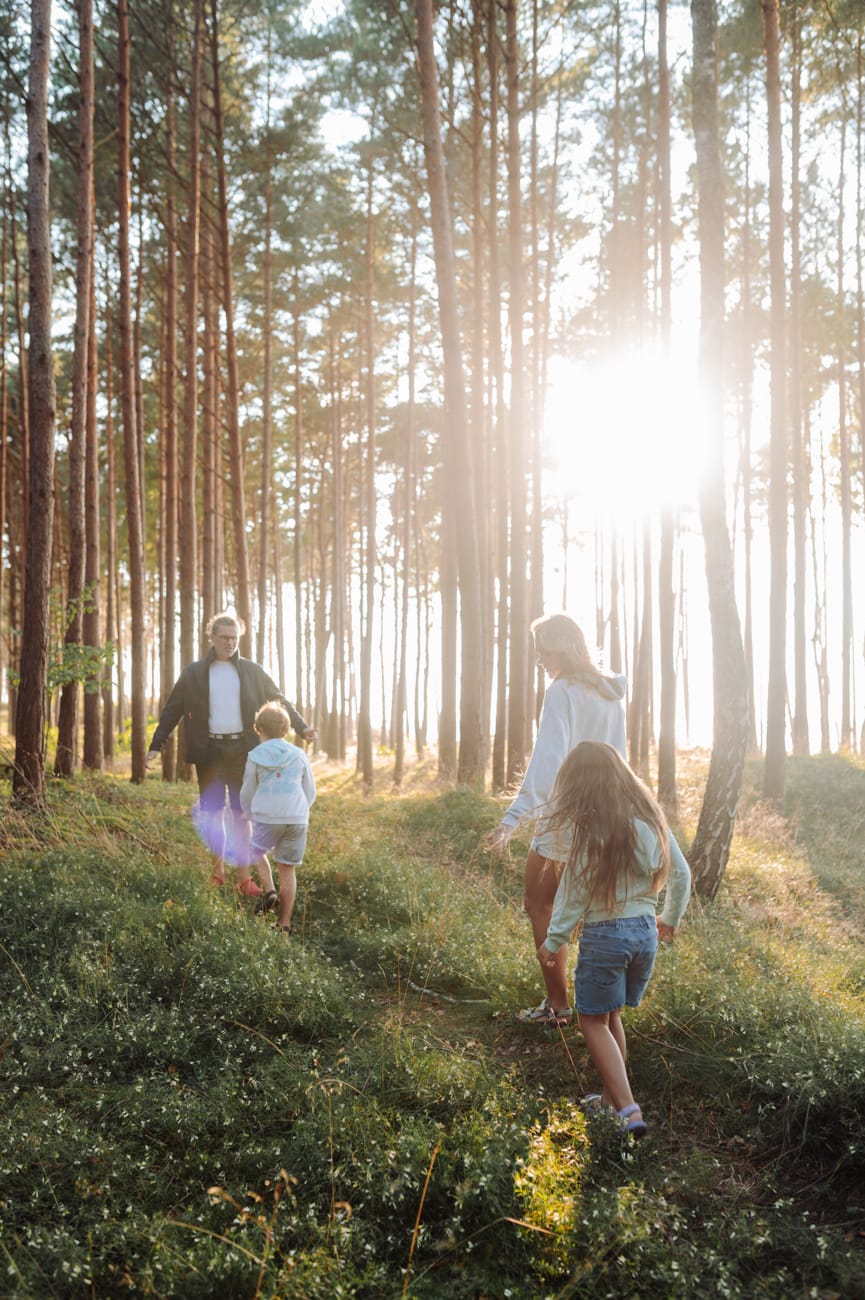 Rodzice z dziećmi idący przez nadmorski lat sesja rodzinna