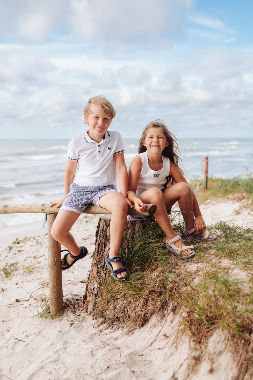Portret ośmiolatków na plaży sesja rodzinna Trójmiasto
