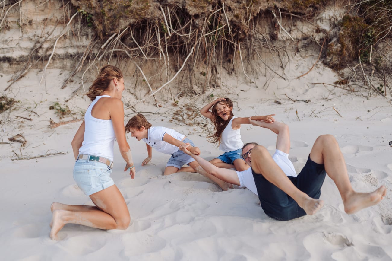 Zabawy z rodzicami na brzegu morza sesja rodzinna