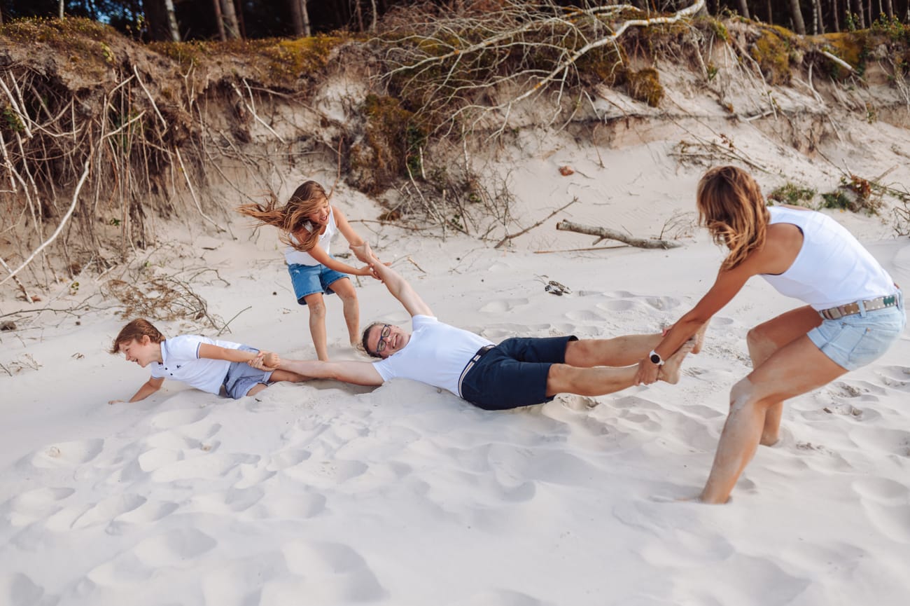 Rozciąganie taty rodzinne kadry sesja z dziećmi nad morzem