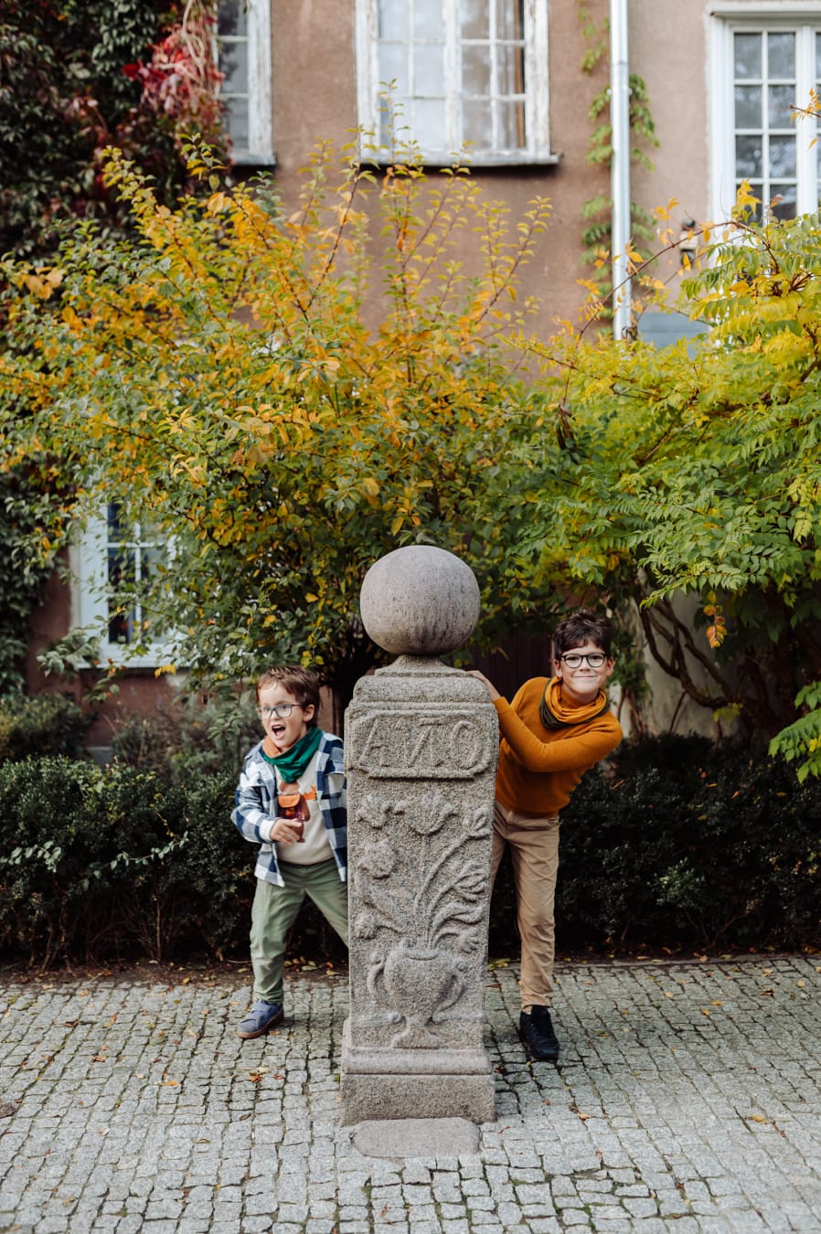 Chłopcy bawia się na ulicy sesja miejska z dziećmi Gdańsk 