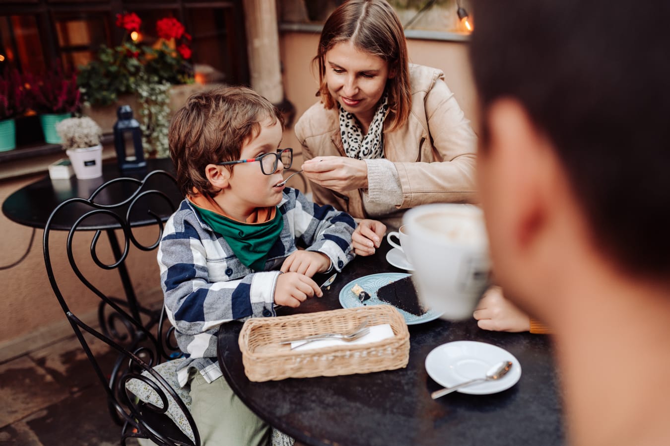 Rodzina w kawiarni Stare Miasto sesja miejska Gdańsk