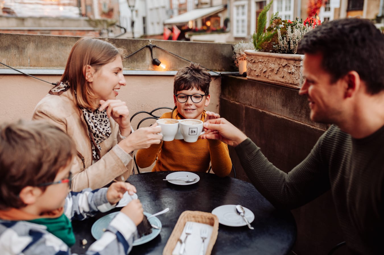 Rodzinny odpoczynek w kawiarni na Starym Mieście w Gdańsku podczas miejskiej sesji z dziećmi.
