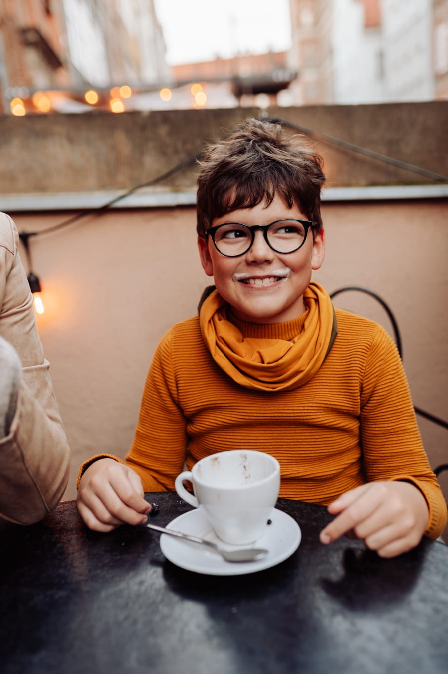 Chłopiec w kawiarni sesja miejska z dziećmi Gdańsk 