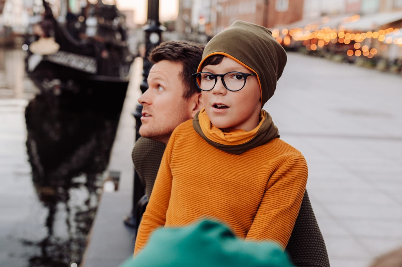 Tata z synem przy kamienicy sesja rodzinna Gdańsk 