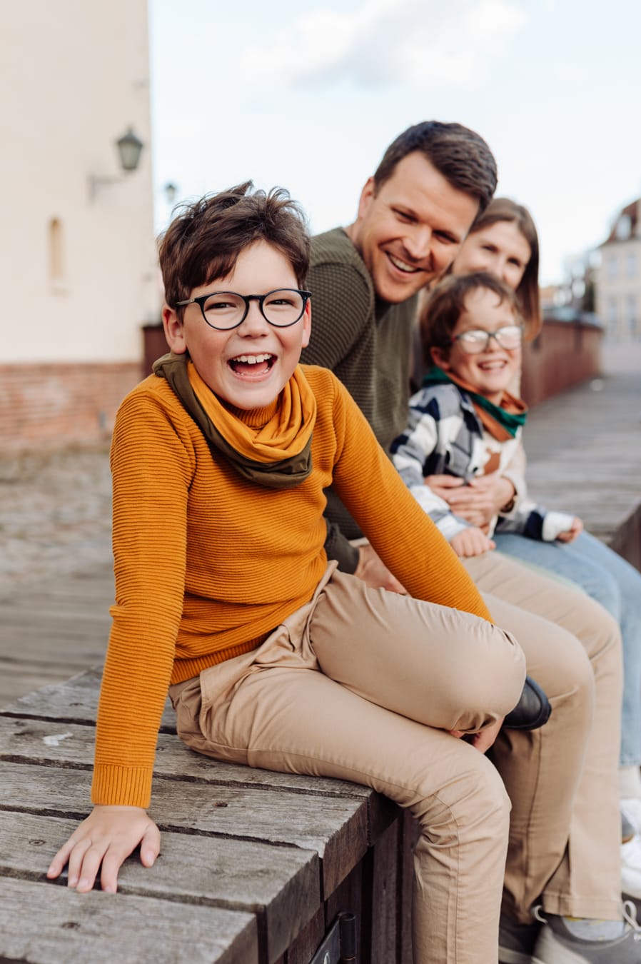 Chłopiec na nabrzeżu Motławy sesja rodzinna Stare Miasto Gdańsk