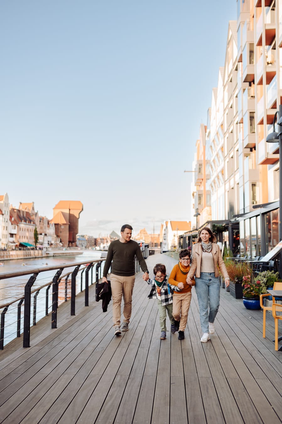 Rodzina spaceruje nad Motławą sesja miejska Gdańsk
