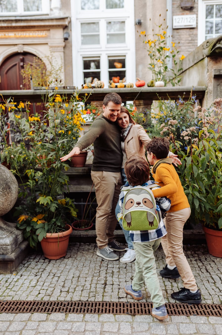 Rodzina na uliczce Starego Miasta sesja rodzinna Gdańsk